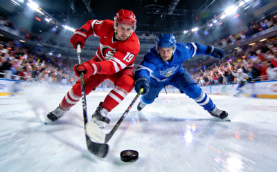 NHL比赛激烈对抗现场